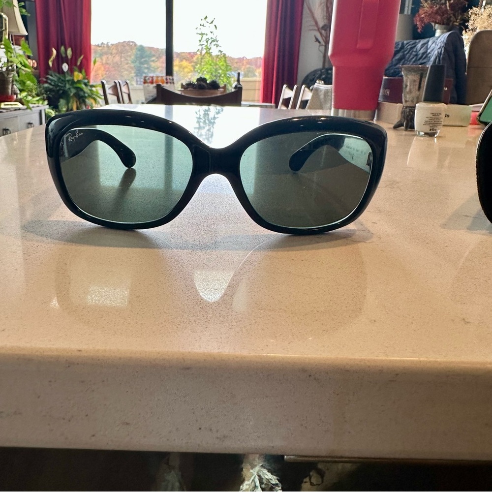 RAY BAN JACKIE OHH MODEL CODE RB4101 601/58 58-17
FRAME SHAPE
Butterfly